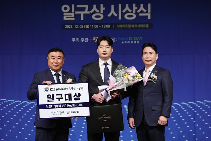 8일 서울 강남구 리베라호텔에서 열린 ‘2025 뉴트리디데이 일구상 시상식’에서 일구대상을 수상한 오승환(가운데)이 기념 촬영을 하고 있다. 사진 | 연합뉴스