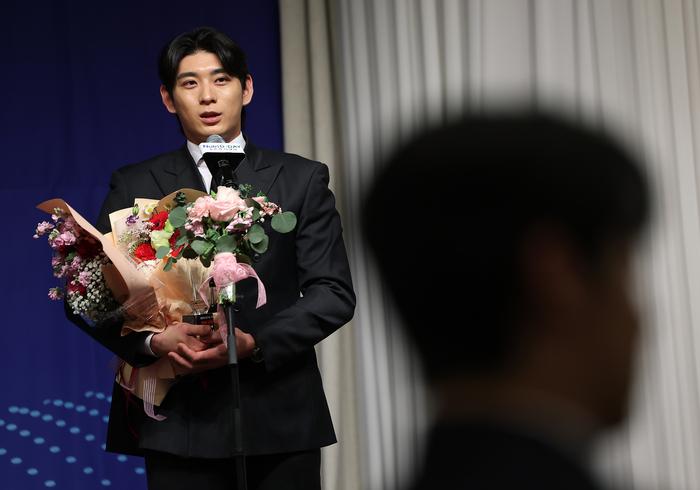 8일 서울 강남구 리베라호텔에서 열린 ‘2025 뉴트리디데이 일구상 시상식’에서 특별 공로상을 수상한 이정후가 수상 소감을 말하고 있다. 사진 | 연합뉴스