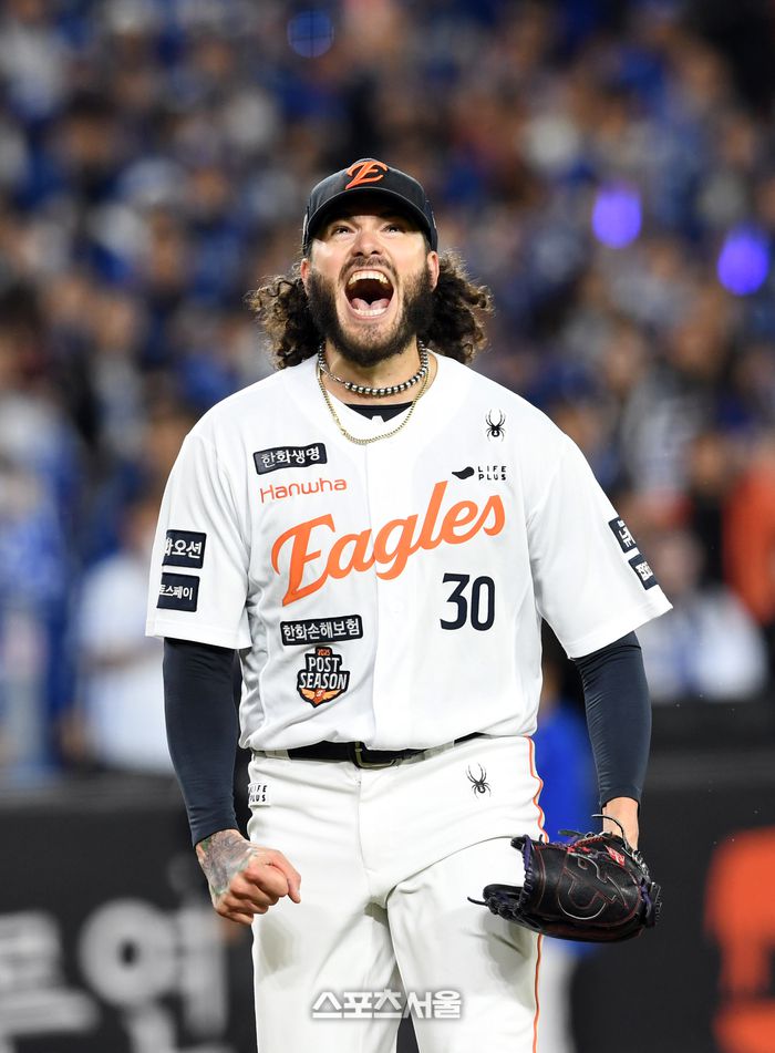 한화 폰세가 대전 한화생명 볼파크에서 열린 2025 KBO리그 삼성과 플레이오프 5차전 5회말 2사 삼성 디아즈를 삼진 아웃으로 잡아낸 뒤 포효하고 있다. 대전 | 박진업 기자 upandup@sportsseoul.com