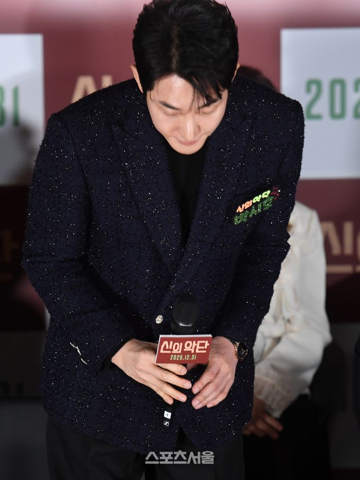 배우 박시후가 8일 서울 용산구 CGV 아이파크몰에서 진행된 영화 ‘신의 악단’ 제작보고회에서 최근 불거진 ‘불륜 주선 논란’에 대해 입장을 밝힌 뒤 고개를 숙여 인사를 하고 있다. 영화 ‘신의 악단’은 대북 제재로 자금줄이 막힌 북한이 국제사회로부터 2억 달러 지원을 얻기 위해 북한 최초의 가짜 찬양단을 창설하면서 벌어지는 이야기를 담은 작품으로 배우 박시후, 정진운, 태항호, 장지건, 한정완, 문경민, 고혜진, 최선자, 서동원, 강승완, 신한결 등이 출연하며 김형협 감독이 연출을 맡았다. 2025. 12. 8. 박진업 기자 upandup@sportsseoul.com