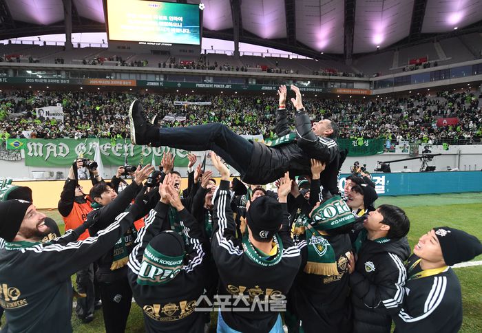 전북 현대 선수들이 6일 서울월드컵경기장에서 열린 2025 하나은행 코리아컵 광주FC와의 결승전에서 2-1로 승리하며 우승을 차지한 뒤 거스 포옛 감독을 헹가래 치고 있다. 전북은 K리그1에 이어 코리아컵까지 우승하며 더블을 달성했다. 2025. 12. 6. 박진업 기자 upandup@sporttsseoul.com