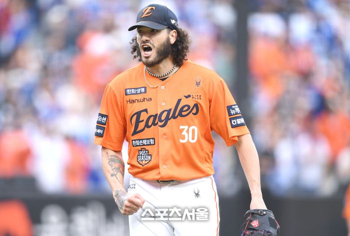 한화 폰세가 18일 대전 한화생명 볼파크에서 열린 2025 KBO 포스트시즌 플레이오프 1차전 삼성과 경기 6회초 2사 상대 김태훈을 중견수 플라이아웃 시킨 후 환호하고 있다. 대전 | 최승섭 기자 thunder@sportsseoul.com