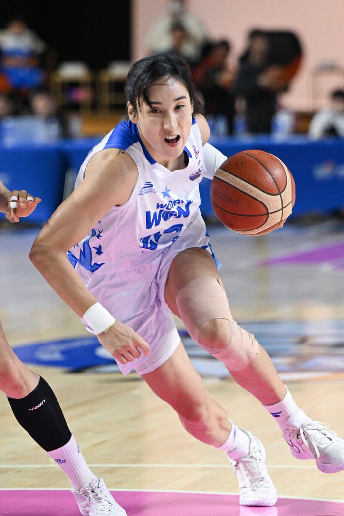 김단비가 돌파를 시도하고 있다. 사진 | WKBL