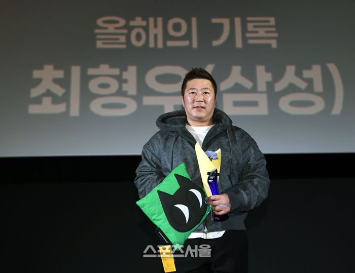 삼성 최형우가 4일 서울 영등포구 타임스퀘어 CGV 영등포 스크린X관에서 열린 ‘제39회 스포츠서울 올해의 상’에서 올해의 기록상을 수상한 뒤 기념촬영을 하고 있다. 영등포 | 박진업 기자 upandup@sportsseoul.com