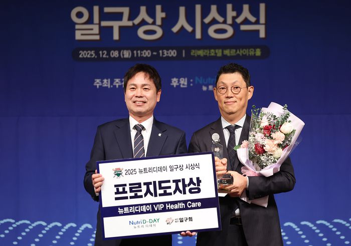 8일 서울 강남구 리베라호텔에서 열린 ‘2025 뉴트리디데이 일구상 시상식’에서 프로 지도자상을 받은 김정준  LG트윈스 수석코치(오른쪽)가 기념 촬영을 하고 있다. 사진 | 연합뉴스