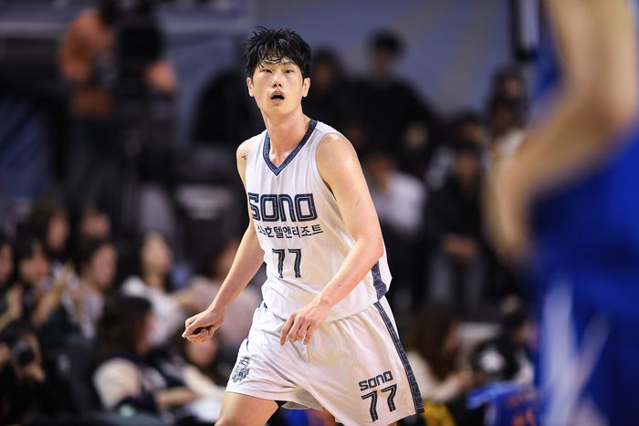 고양 소노 최승욱이 7일 잠실학생체육관에서 열린 2025~2026 LG전자 프로농구 정규리그 3라운드 서울 삼성전에서 득점 후 상대 공격진을 바라보고 있다. 사진 | KBL