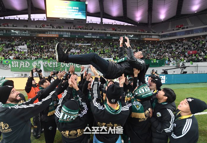 전북 현대 선수들이 6일 서울월드컵경기장에서 열린 2025 하나은행 코리아컵 광주FC와의 결승전에서 2-1로 승리하며 우승을 차지한 뒤 거스 포옛 감독을 헹가래 치고 있다. 전북은 K리그1에 이어 코리아컵까지 우승하며 더블을 달성했다. 2025. 12. 6. 박진업 기자 upandup@sporttsseoul.com