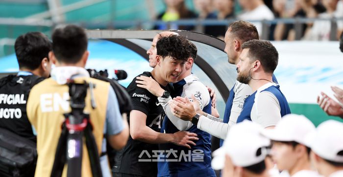 토트넘 손흥민이 지난 8월3일 서울 월드컵경기장에서 열린 2025 쿠팡플레이 시리즈 뉴캐슬과 경기에서 교체되어 나오며 코칭스태프와 인사를 하고 있다.  최승섭기자 thunder@sportsseoul.com