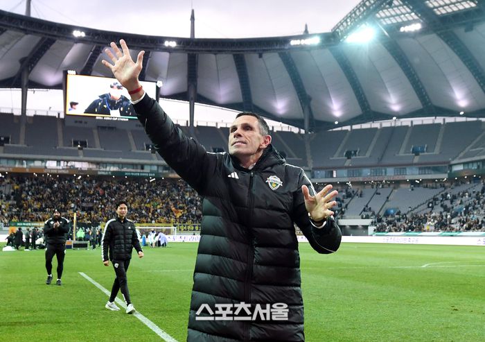 전북 현대 거스 포옛 감독이 6일 서울월드컵경기장에서 열린 2025 하나은행 코리아컵 광주FC와의 결승전에서 2-1로 승리하며 우승을 차지한 뒤 팬들에게 인사를 하고 있다. 전북은 K리그1에 이어 코리아컵까지 우승하며 더블을 달성했다. 2025. 12. 6. 박진업 기자 upandup@sporttsseoul.com