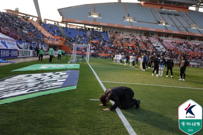 수원 삼성 변성환 감독이 7일 제주월드컵경기장서 열린 제주와의 경기 패배 후 팬을 향해 절하고 있다.제공 | 한국프로축구연맹
