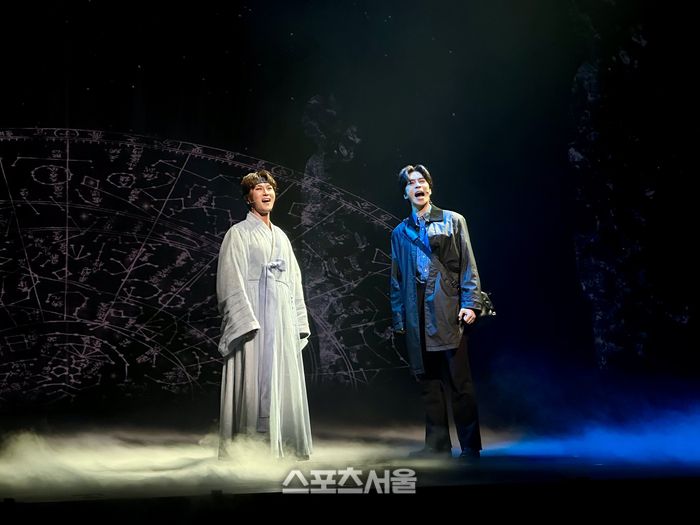 9일 뮤지컬 ‘한복 입은 남자’ 프레스콜에서 (왼쪽부터) ‘영실/강배’ 역 박은태와 ‘세종/진석’ 역 신성록이 대표 넘버 ‘비차’를 시연하고 있다. 사진 | 표권향 기자 gioia@sportsseoul.com