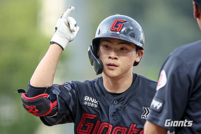 박찬형이 적시타를 친 뒤 세리머니를 펼치고 있다. 사진 | 롯데 자이언츠