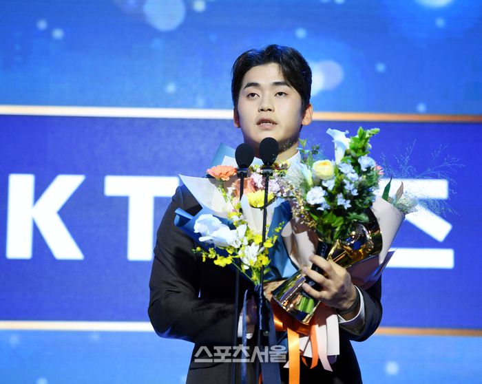 투수부문 세이브상 KT 박영현이 24일 서울 송파 롯데호텔 월드에서 열린 2025 KBO 시상식에서 소감을 말하고 있다. 롯데호텔월드 | 최승섭기자 thunder@sportsseoul.com