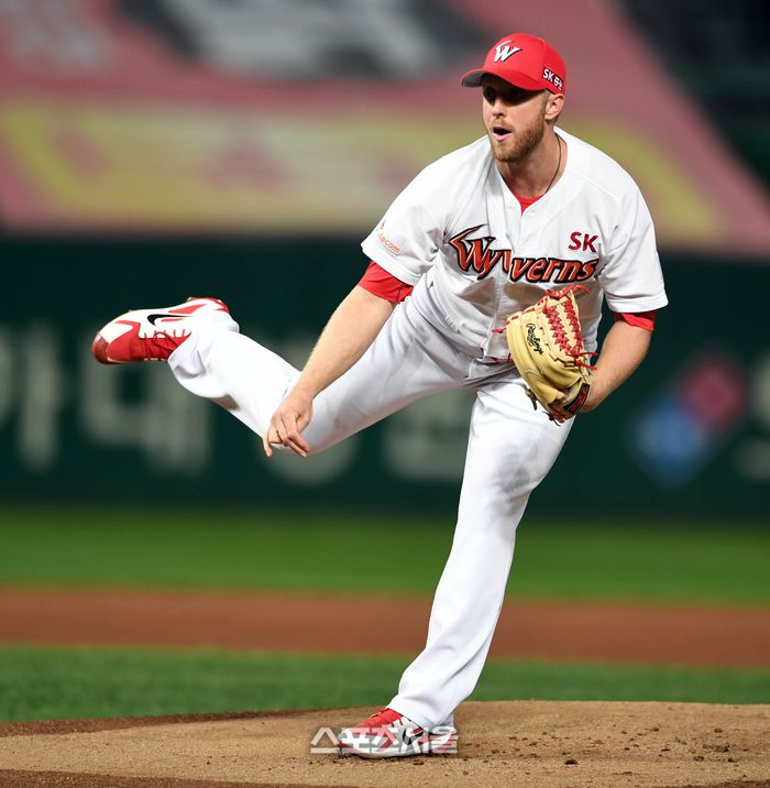 SK 켈리가 문학 롯데전 선발출전해 투구하고 있다. 사진 | 스포츠서울DB