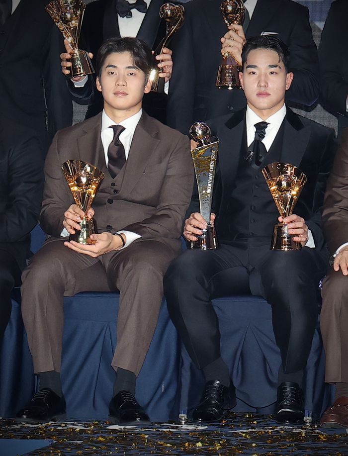 박영현과 안현민이 나란히 트로피를 들고 있는 모습. 사진 | KT 위즈