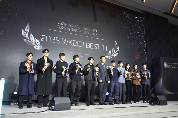 WK리그 베스트11에 선정된 선수들이 10일 올림픽파크텔에서 열린 시상삭에서 기념 촬영에 임하고 있다.  제공 | 한국여자축구연맹