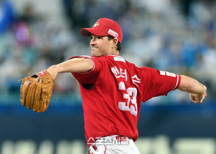 SSG 앤더슨이 대구삼성라이온즈파크에서 열린 2025 KBO리그 삼성과 준플레이오프 3차전에 선발 등판해 힘차게 공을 던지고 있다. 대구 | 박진업 기자 upandup@sportsseoul.com