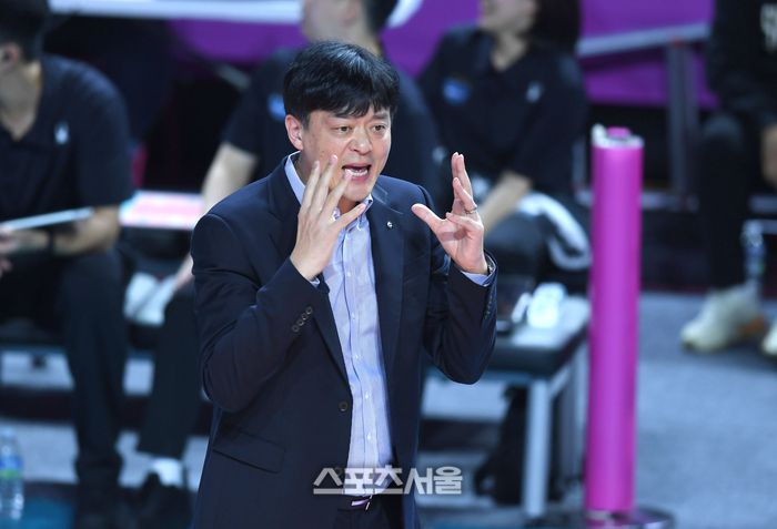 GS칼텍스 이영택 감독이 20일 인천 삼산월드체육관에서 열린 2025~2026 V-리그 흥국생명과 경기에서 작전지시를 하고 있다. 2025. 11. 20.삼산 | 최승섭기자 thunder@sportsseoul.com