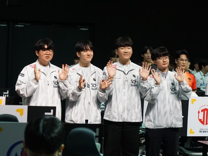 DRX가 24일 부산 진구 부산e스포츠경기장에서 열린 2025 KEL 배틀그라운드 모바일 본선 1일차에 앞서 경기장에 입장하고 있다. 사진 | 한국e스포츠협회