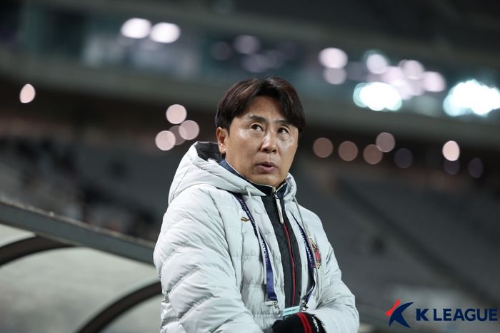 FC서울 김기동 감독이 10일 서울월드컵경기장에서 열린 2025~2026시즌 아시아축구연맹 챔피언스리그 엘리트(ACLE) 동아시아 리그 스테이지 6라운드 멜버른 시티(호주)와 홈경기에서 전광판을 바라보고 있다. 사진 | 한국프로축구연맹
