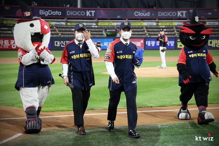2021년 신인 선수 입단 행사에서 시타, 시구를 맡은 안현민(왼쪽)과 박영현(오른쪽). 사진 | KT 위즈