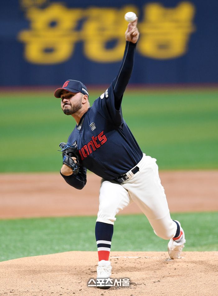 롯데 감보아가 24일 고척스카이돔에서 열린 2025 KBO리그 키움과 경기에  선발 등판해 힘차게 공을 던지고 있다. 2025. 7. 24. 고척 | 박진업 기자 upandup@sportsseoul.com
