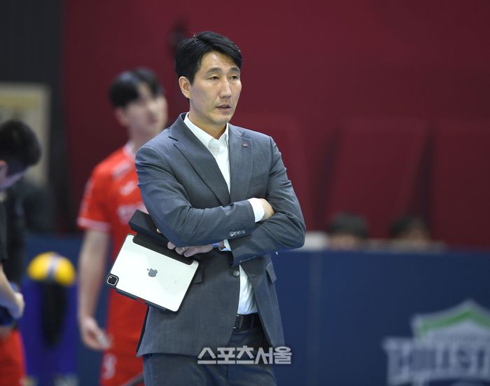 한국전력 권영민 감독이 10일 수원체육관에서 열린 2025~2026 V-리그 우리카드와 경기를 지켜보고 있다. 2025. 12. 10.수원 | 최승섭기자 thunder@sportsseoul.com