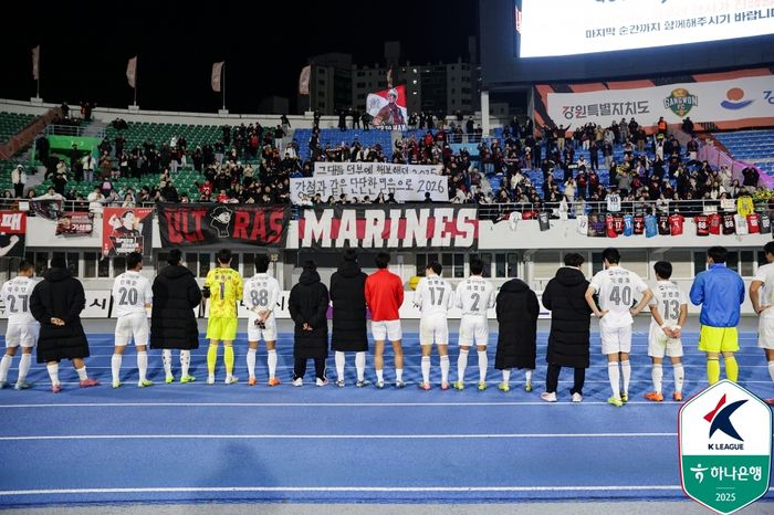 포항 선수단이 지난 강원전이 끝난 뒤 팬께 인사하고 있다. 사진 | 한국프로축구연맹