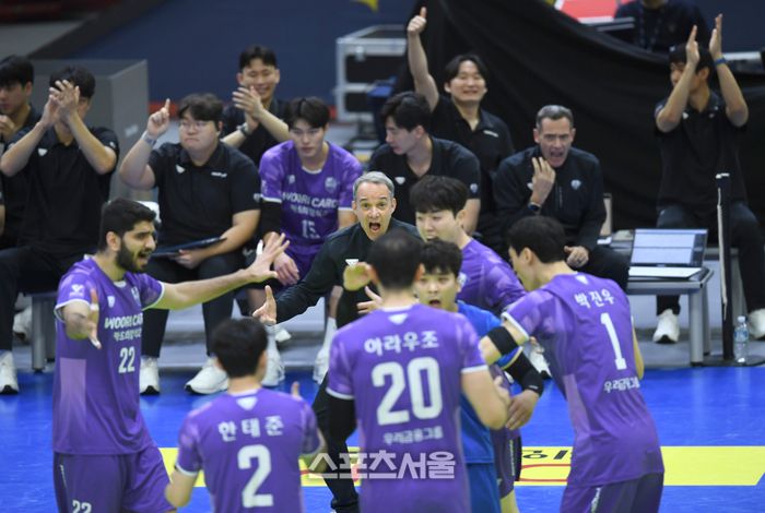 우리카드 마우리시오 감독이 10일 수원체육관에서 열린 2025~2026 V-리그 한국전력과 경기에서 득점 후 환호하고 있다.2025. 12. 10.수원 | 최승섭기자 thunder@sportsseoul.com