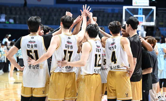 정관장 선수들이 승리를 거둔 뒤 하이파이브를 하고 있다. 사진 | KBL