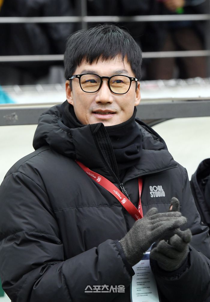 광주FC 이정효 감독이 6일 서울월드컵경기장에서 열린 2025 하나은행 코리아컵 전북 현대와의 결승전에 앞서 박수를 치며 선수들을 격려하고 있다. 2025. 12. 6. 박진업 기자 upandup@sporttsseoul.com