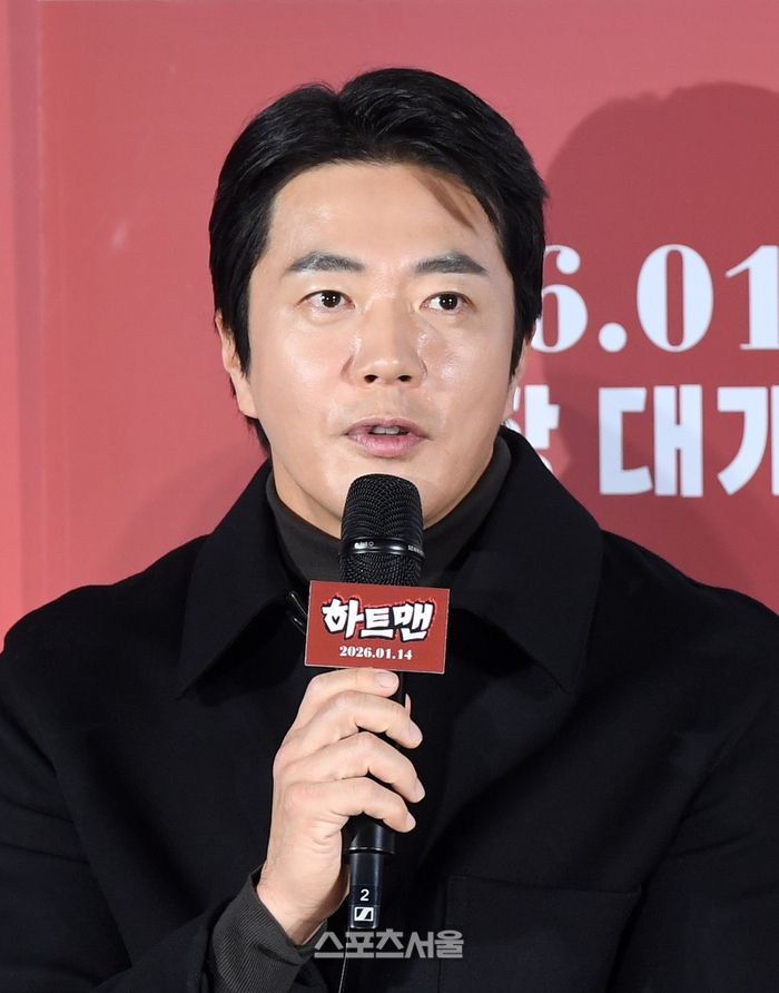 배우 권상우가 11일 서울 광진구 롯데시네마 건대입구점에서 열린 영화 ‘하트맨’ 제작보고회에서 사회자의 질문에 답을 하고 있다. 영화 ‘하트맨’은 돌아온 남자 승민(권상우)이 다시 만난 첫사랑을 놓치지 않기 위해 고군분투하지만 그녀에게 절대 말할 수 없는 비밀이 생기며 벌어지는 코미디를 그리고 있으며 배우 권상우, 문채원, 김서현, 박지환, 표지훈 등이 출연하며 최원섭 감독이 연출을 맡았다. 2025. 12. 11. 박진업 기자 upandup@sportsseoul.com