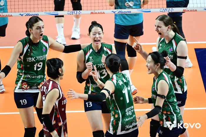 기업은행 선수들이 10일 장충체육관에서 열린 GS칼텍스전에서 기뻐하고 있다.제공 | 한국배구연맹