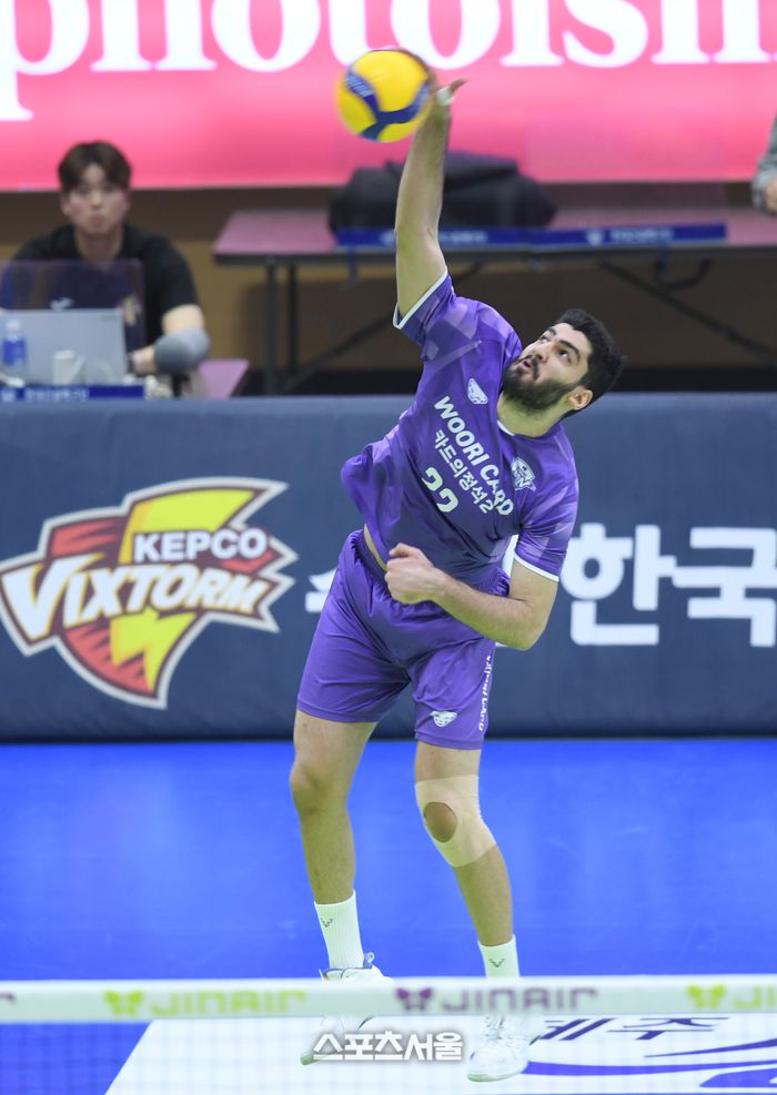 우리카드 알리가 10일 수원체육관에서 열린 2025~2026 V-리그 한국전력과 경기에서 서브를 넣고 있다. 2025. 12. 10.수원 | 최승섭기자 thunder@sportsseoul.com