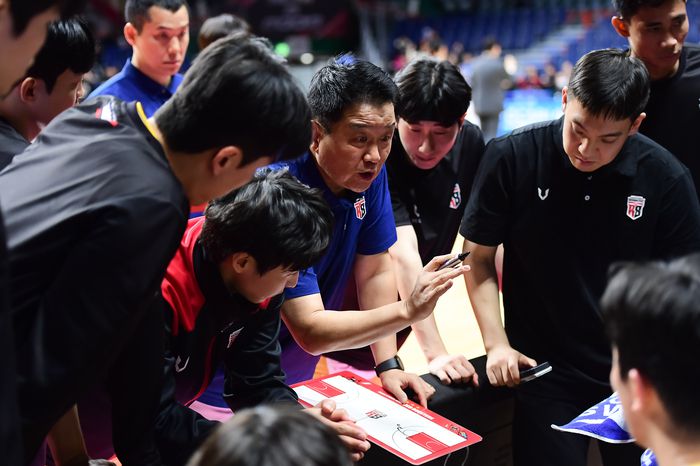 유도훈 감독이 작전 지시를 내리고 있다. 사진 | KBL