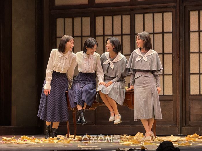 11일 뮤지컬 ‘팬레터’ 프레스콜에서 (왼쪽부터) 김이후·강혜인·소정화·김히어라가 ‘히카루’ 단체 사진을 촬영하고 있다. 사진 | 표권향 기자 gioia@sportsseoul.com