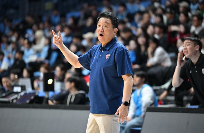 안양 정관장 유도훈 감독이 작전 지시를 내리고 있다. 사진 | KBL