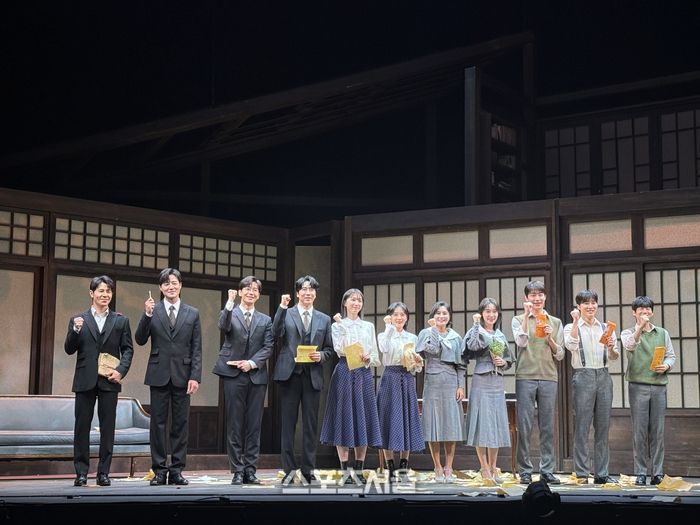 11일 뮤지컬 ‘팬레터’ 프레스콜에서 (왼쪽부터) ‘김해진’ 역 이규형·김종구·김경수·에녹, ‘히카루’ 역 김이후·강혜인·소정화·김희어라, ‘정세훈’ 역 원태민·문성일·김리현이 단체 사진을 촬영하고 있다. 사진 | 표권향 기자 gioia@sportsseoul,com