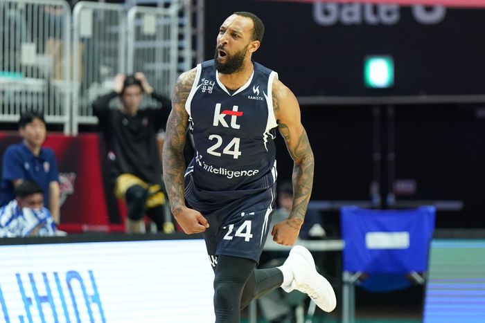 KT 데릭 윌리엄스가 12일 수원KT소닉붐아레나에서 열린 2025~26 LG전자 프로농구 3라운드 정관장전에서 득점 후 세리머니를 하고 있다. 사진 | KBL