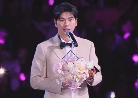 수상소감을 전하고 있는 배우 이이경. 사진 | 위버스 라이브 화면