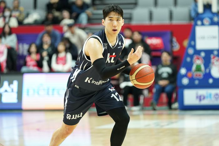 KT 문정현이 12일 수원KT소닉붐아레나에서 열린 2025~26 LG전자 프로농구 3라운드 정관장전에서 패스할 곳을 찾고 있다. 사진 | KBL