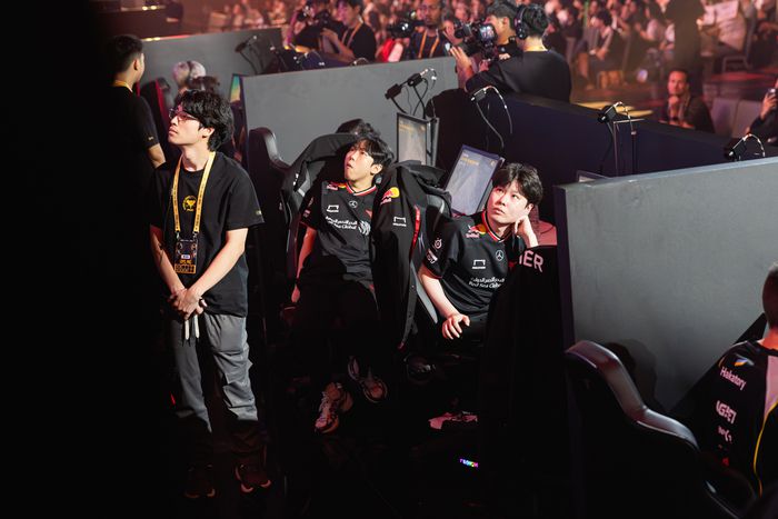 T1 선수들이 12일(한국 시간) 태국 방콕 시암 파라곤에서 열린 PGC 2025 그랜드 파이널 1일차 매치 종료 후 스크린을 확인하고 있다. 사진 | 크래프톤