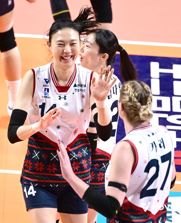 양효진과 하이파이브를 하는 카리.제공 | 한국배구연맹