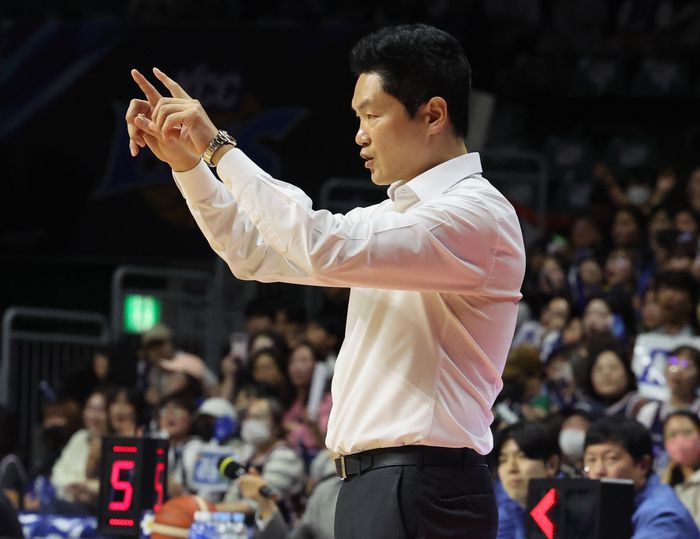 7일 부산 사직실내체육관에서 열린 2025-2026 프로농구 부산 KCC 이지스와 서울 SK 나이츠의 경기. SK 전희철 감독이 비디오판독을 요청하고 있다. 사진 | 연합뉴스