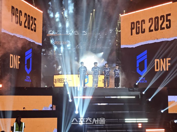 DNF가 12일(한국 시간) 태국 방콕 시암 파라곤에서 열린 PGC 2025 그랜드 파이널 1일차에 앞서 경기장에 입장하고 있다. 방콕 | 강윤식 기자 skywalker@sportsseoul.com