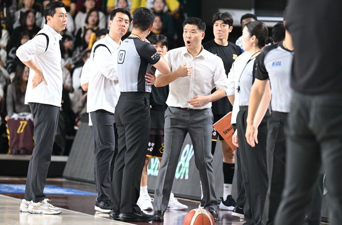 조상현 감독이 심판진에 항의를 하고 있다. 사진 | KBL