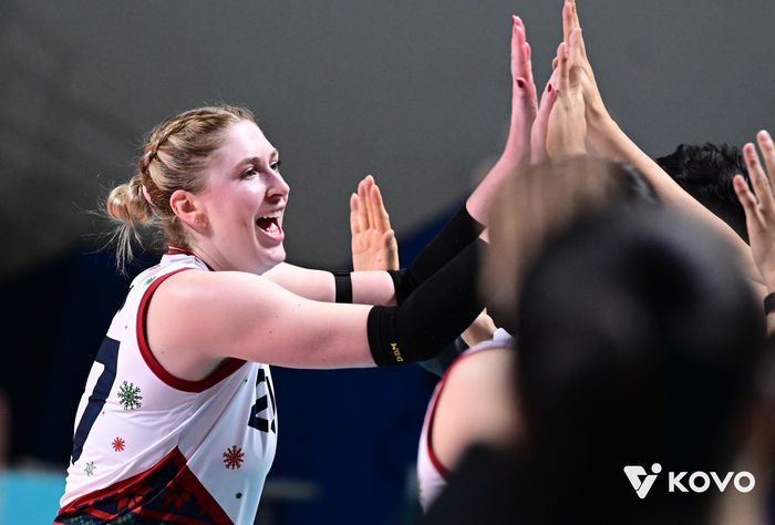 현대건설 카리가 13일 장충체육관에서 GS칼텍스를 이긴 뒤 선수들과 하이파이브를 하고 있다.제공 | 한국배구연맹