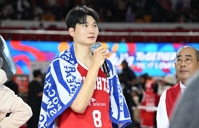 안영준이 경기 승리를 거둔 뒤 팬과 소통하는 모습. 사진 | KBL