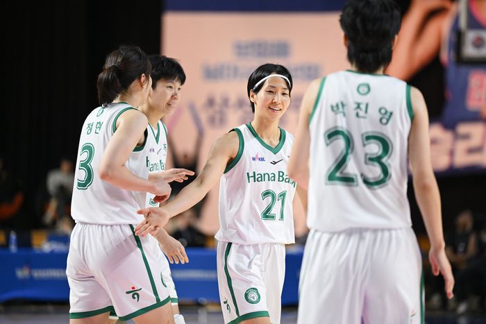 부천 하나은행 이이지마 사키가 24일 용인체육관에서 열린 2025~26 BNK 금융 여자프로농구 1라운드 용인 삼성생명전에서 동료들과 하이파이브를 하고 있다. 사진 | WKBL