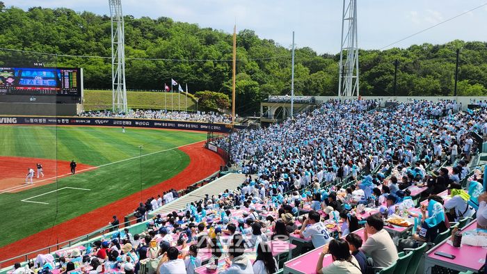 18일 울산 문수구장에 NC를 응원하는 팬들로 가득 찼다. 울산 | 김민규 기자 kmg@sportsseoul.com
